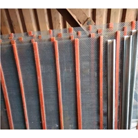 Self cleaning mesh wire anti clamping